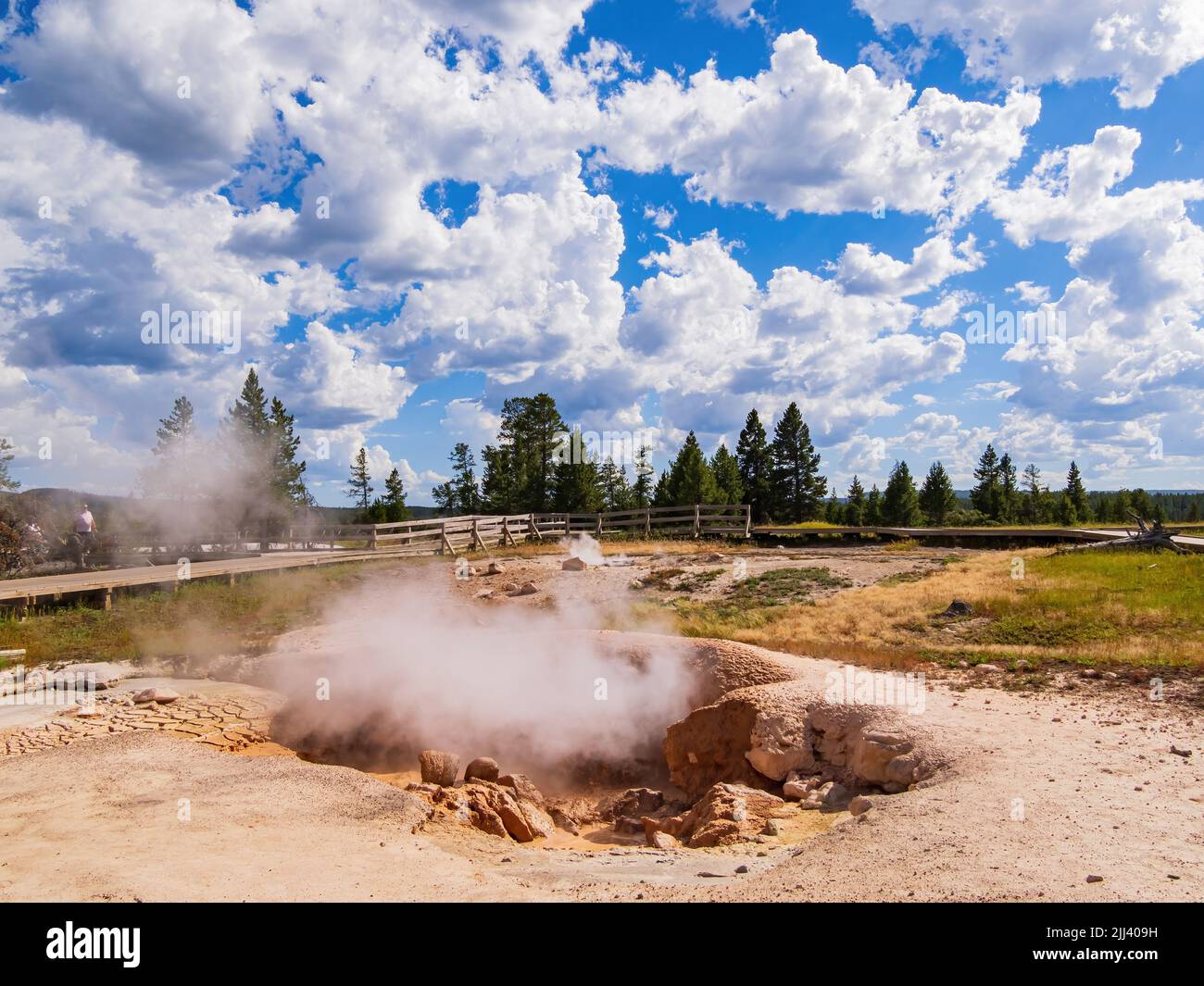 Sonniger Blick auf die Landschaft des Red Spouter of Fountain Paint Töpfe in Wyoming Stockfoto