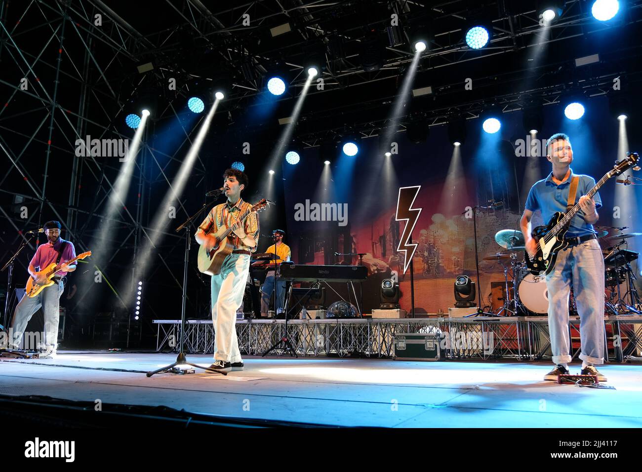 Mantua, Italien. 23.. Juli 2022. Der italienische Liedermacher Filippo Uttinacci kennt das Pseudonym Fulminacci während seiner Live-Konzerte in Mantua, in der Arena Bike-in für seine Tante Care cose Tour 2022 Credit: Roberto Tommasini/Alamy Live News Stockfoto