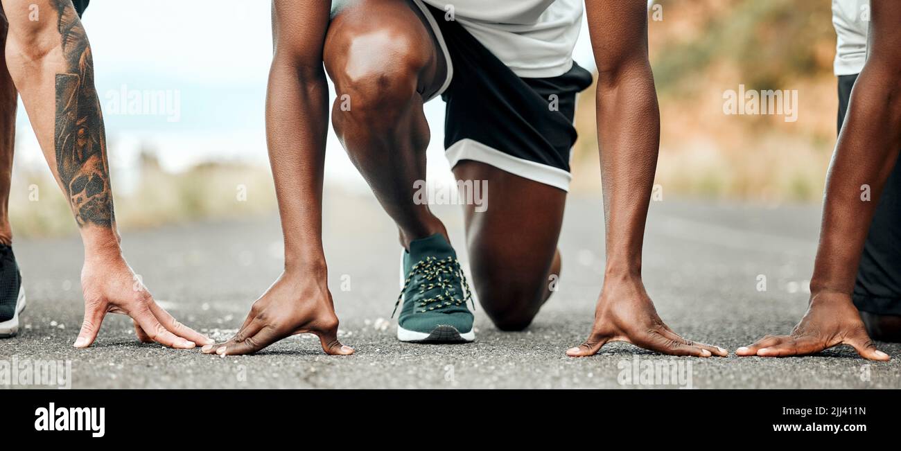 Es gibt nichts außer Ihnen und der Straße. Eine Gruppe von Menschen, die sich zum Laufen bereit machen. Stockfoto