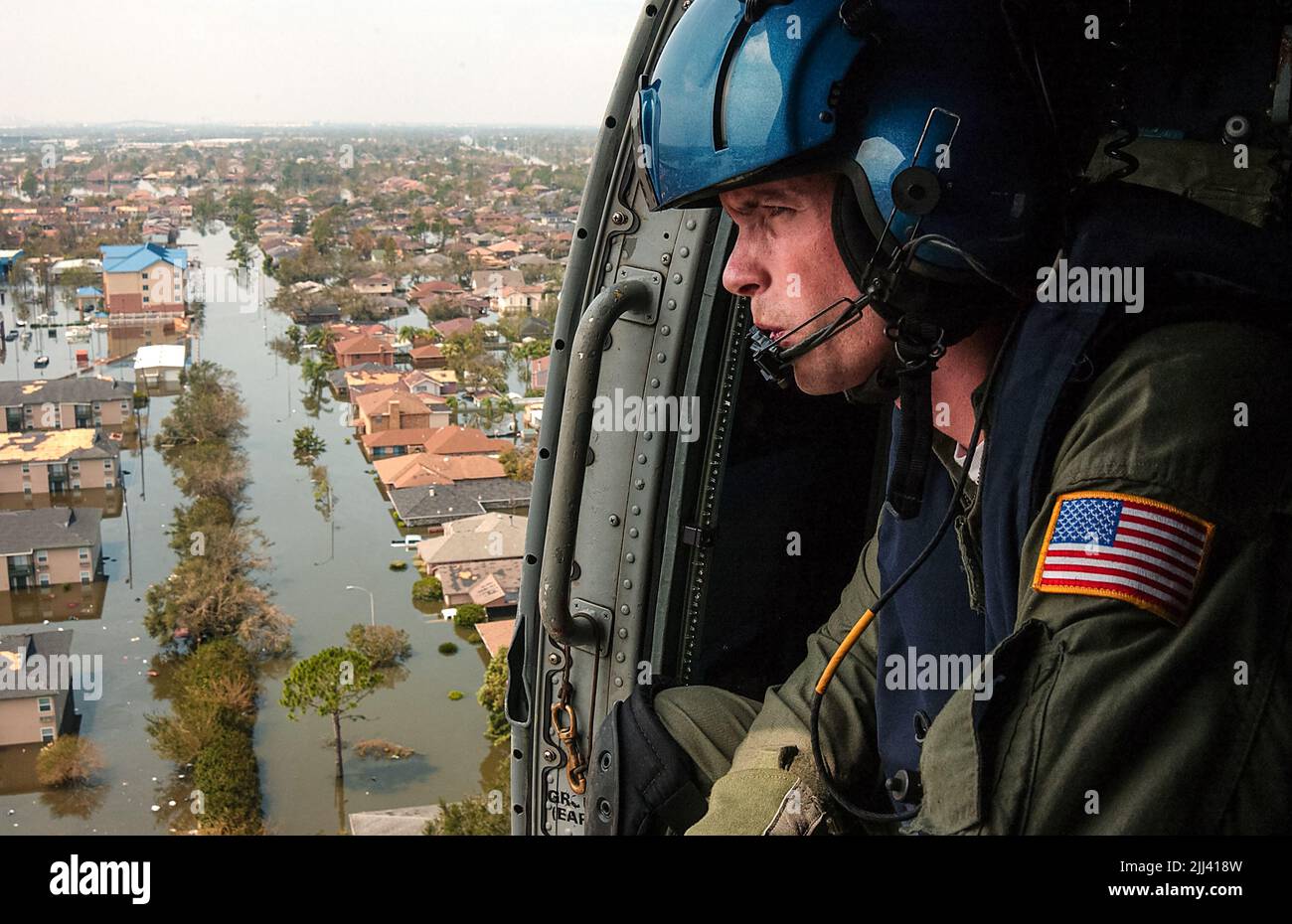 Shawn Beaty von der US-Küstenwache sucht nach Überlebenden nach dem Hurrikan Katrina am 30. August 2005 in New Orleans, Louisiana. Beaty, 29, aus Long Island, New York, ist Mitglied einer Hubschrauber-Rettungsmannschaft der Küstenwache HH-60 Jayhawk, die aus Clearwater, Florida, geschickt wurde, um bei Such- und Rettungsbemühungen zu helfen. Stockfoto