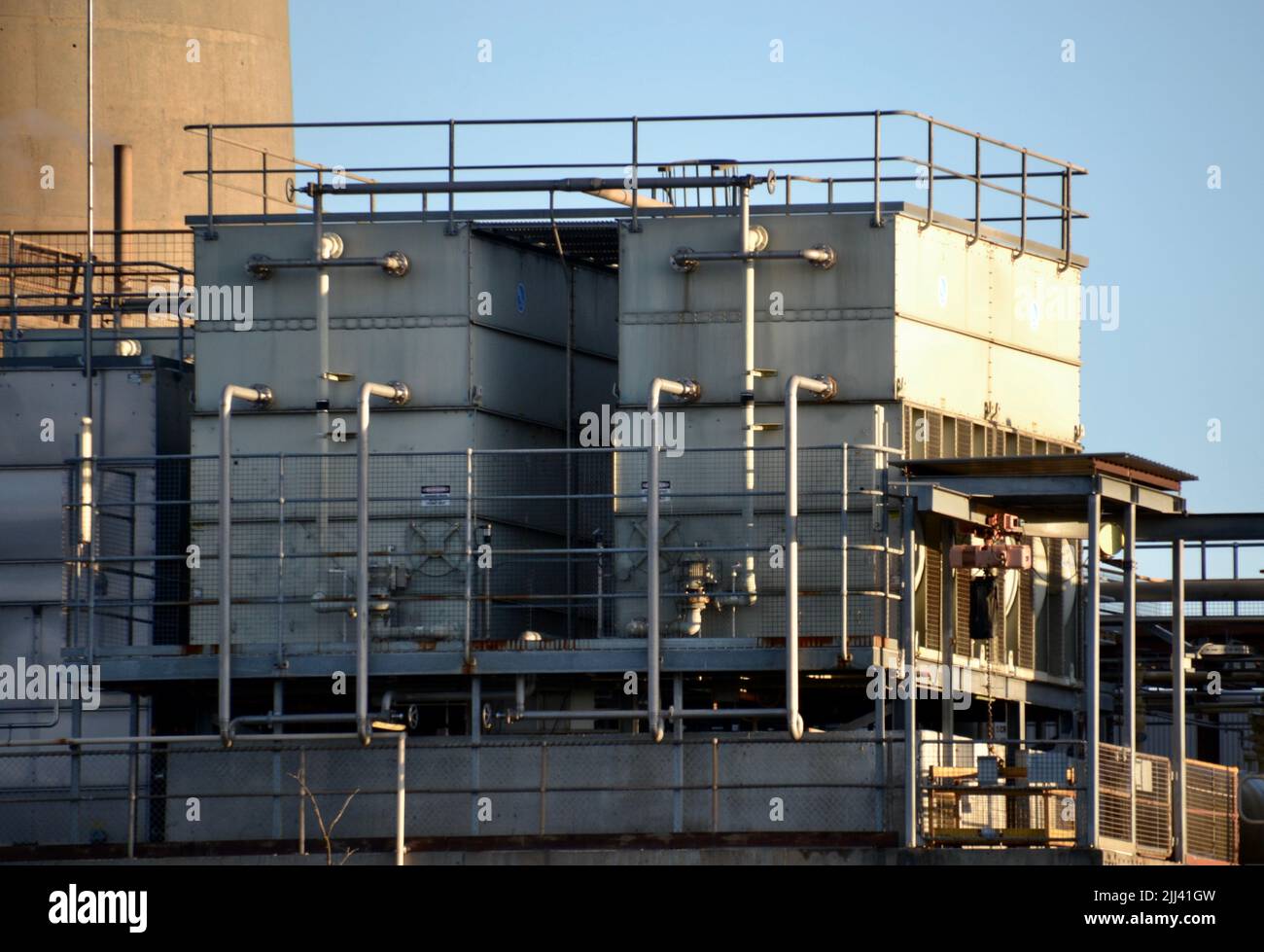 Industrieller Kühlturm zur Prozesskühlung auf der Oberseite einer Produktionsanlage in der Brauerei in Australien Stockfoto