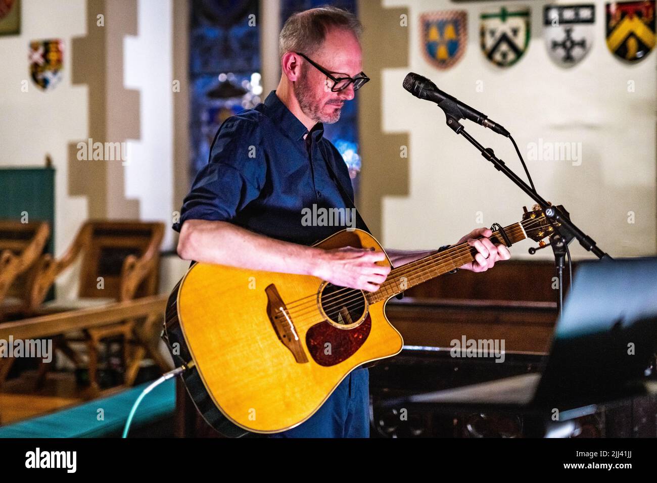 Edinburgh, Schottland. Fr 22 2022. Der schottische Singer-Songwriter Gordon McIntyre tritt in St. Vincent’s Chapel auf, um die Veröffentlichung seines Soloalbums „Even With The Support of Others“ auf Lost Map Records zu feiern. Gordon McIntyre ist seit mehr als 20 Jahren ein Kultheld in der schottischen Underground-Musikszene Edinburghs und Schottlands. Er ist am besten bekannt als Singer-Songwriter in der Band Ballboy, die von dem legendären DJ John Peel propagiert wurde. 2008 arbeitete er mit dem renommierten Theaterautor und Regisseur David Greig an der mehrfach ausgezeichneten Bühnenshow ‘Mittsommer (ein Stück mit Liedern)’ zusammen. Stockfoto