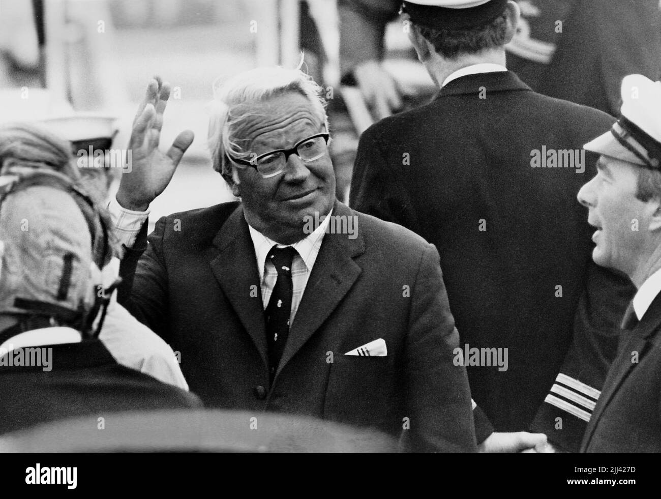 AJAXNETPHOTO. 31ST AUGUST 1975. SOUTHEND, LONDON, ENGLAND. - 2..4..6..8! - FT CLIPPER RACE - MR. EDWARD HEATH, ABGEBILDET AN BORD DER FREGATTE HMS LONDONDERRY, WINKT DEN ZUSCHAUERN NACH DEM ABFEUERN DER SALUTIERENDEN KANONE DES SCHIFFES ZU, UM VIER YACHTEN ZU STARTEN, BEI EINEM REKORDVERSUCH, SYDNEY, AUSTRALIEN, IN WENIGER ALS 69 TAGEN ZU ERREICHEN. FOTO: JONATHAN EASTLAND/AJAX REF:340 220105 27 Stockfoto