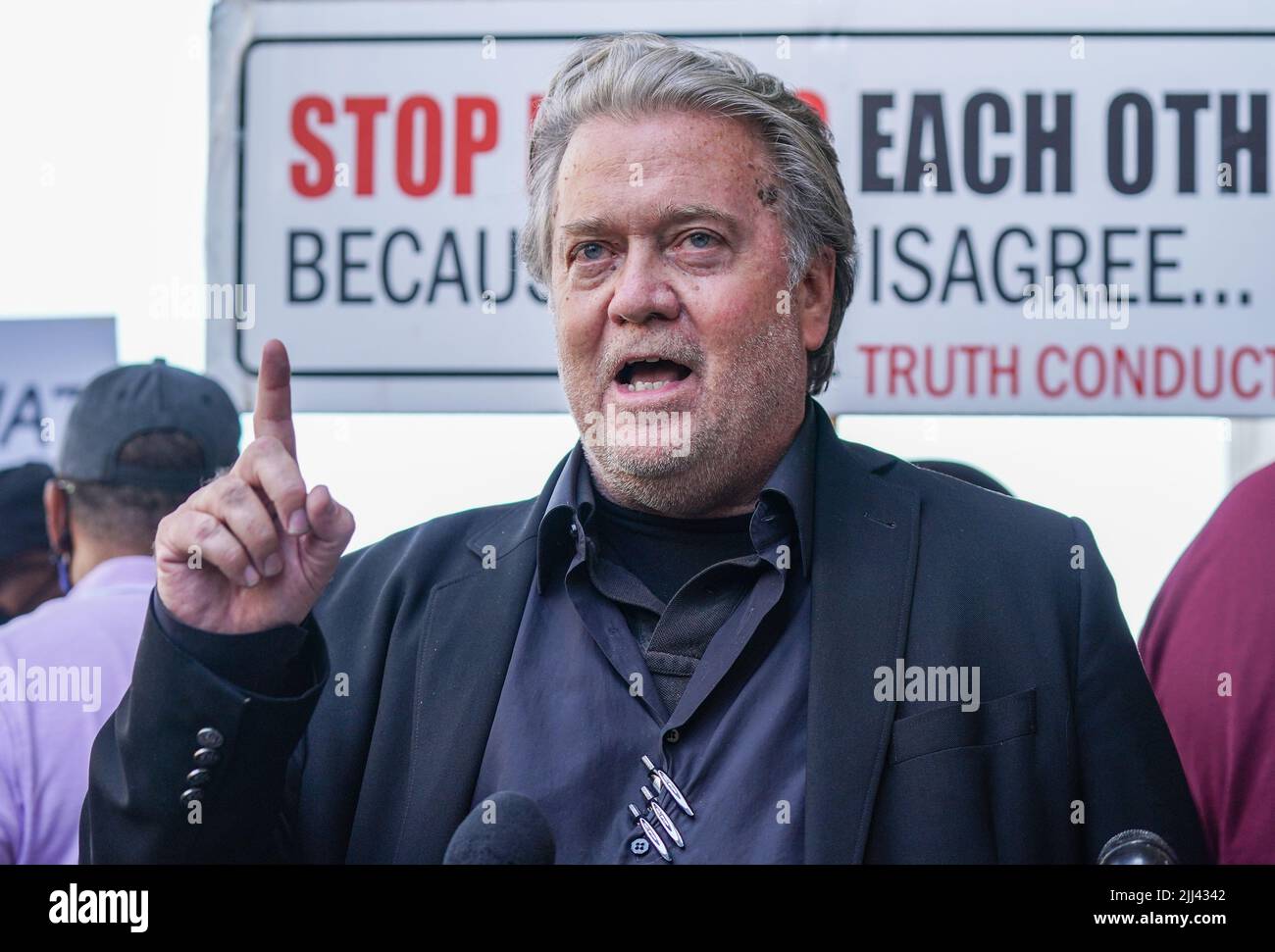 Washington DC, USA. 22.. Juli 2022. Steve Bannon, ehemaliger Berater von Donald Trump, spricht mit den Medien, als er den US-Bundesgerichtshof verlässt, nachdem er am dritten Tag seiner Verachtung des Kongressverfahrens in Washington, DC, am Freitag, dem 22. Juli 2022, für schuldig befunden wurde. Foto von Jemal Gräfin/UPI Credit: UPI/Alamy Live News Stockfoto