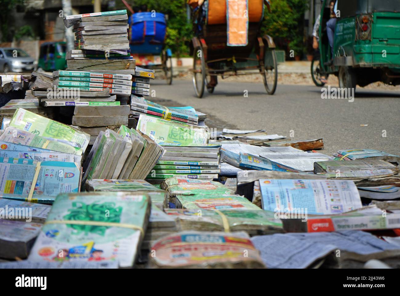 Sylhet, Sylhet, Bangladesch. 22.. Juli 2022. 21. Juli 2022. Sylhet Bangladesh: Bücher, Notizbücher und Schultaschen werden am Straßenrand getrocknet. Mehrere Buchhandlungen in sylhet wurden aufgrund von Starkregen überflutet. Am 21. Juli 2022 in Sylhet, Bangladesch. (Bild: © SM Akbar Ali/eyepix über ZUMA Press Wire) Stockfoto