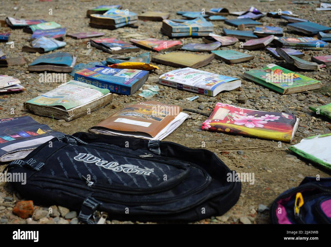 Sylhet, Sylhet, Bangladesch. 22.. Juli 2022. 21. Juli 2022. Sylhet Bangladesh: Bücher, Notizbücher und Schultaschen werden am Straßenrand getrocknet. Mehrere Buchhandlungen in sylhet wurden aufgrund von Starkregen überflutet. Am 21. Juli 2022 in Sylhet, Bangladesch. (Bild: © SM Akbar Ali/eyepix über ZUMA Press Wire) Stockfoto
