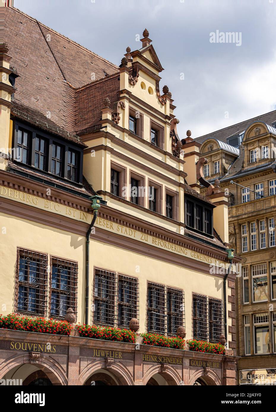 Leipzig, Deutschland - 02. Juli 2022: Das alte Rathaus oder Rathaus an einem sonnigen Tag. Durch die Verwendung von alten Fundamenten hat das Gebäude eine Biegung an der Anlage Stockfoto