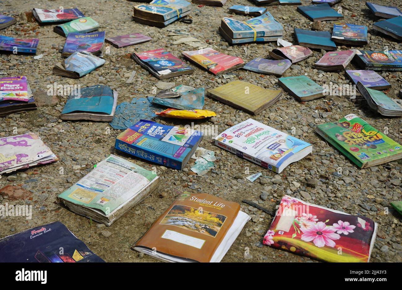 Sylhet, Sylhet, Bangladesch. 22.. Juli 2022. 21. Juli 2022. Sylhet Bangladesh: Bücher, Notizbücher und Schultaschen werden am Straßenrand getrocknet. Mehrere Buchhandlungen in sylhet wurden aufgrund von Starkregen überflutet. Am 21. Juli 2022 in Sylhet, Bangladesch. (Bild: © SM Akbar Ali/eyepix über ZUMA Press Wire) Stockfoto
