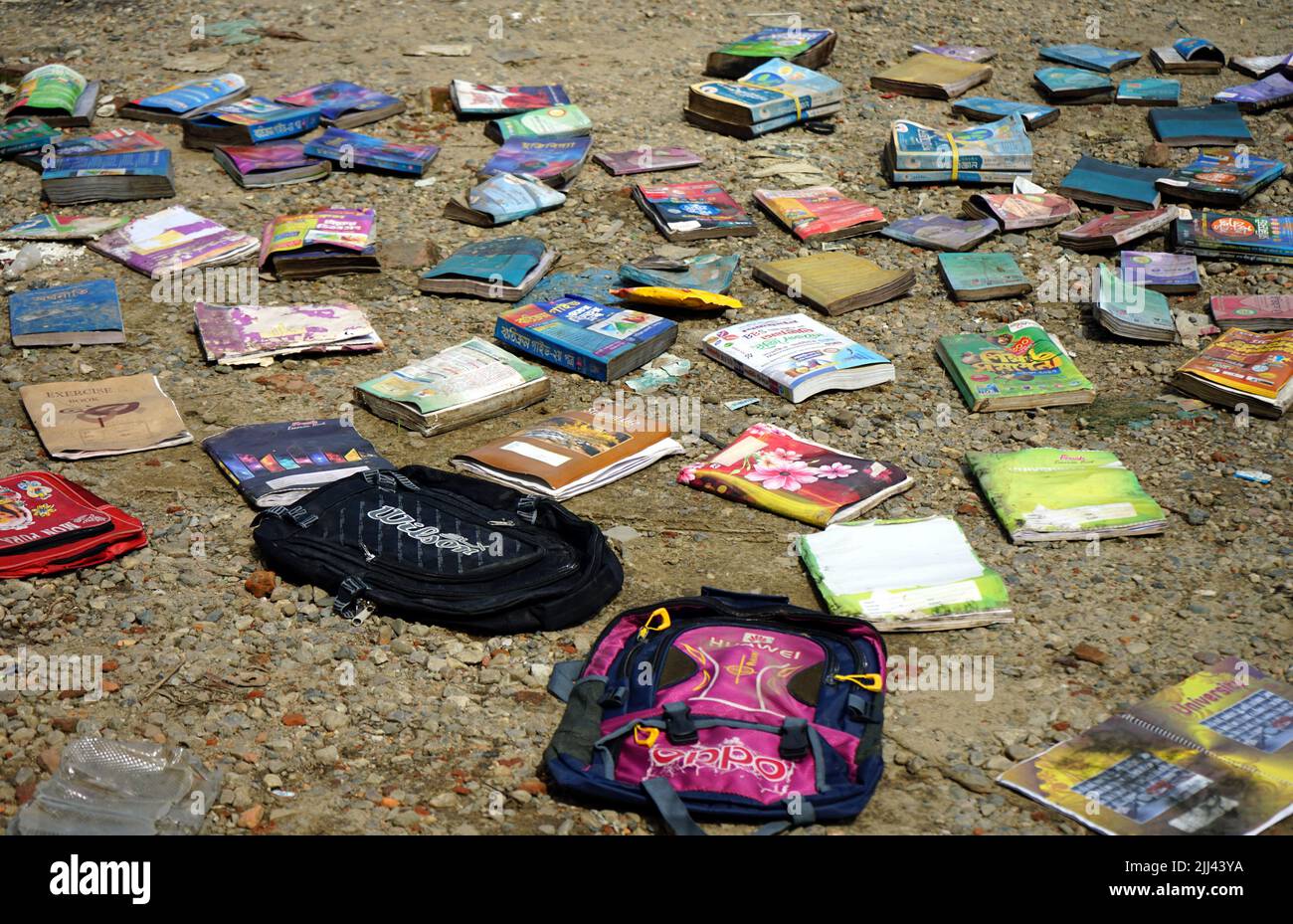Sylhet, Sylhet, Bangladesch. 22.. Juli 2022. 21. Juli 2022. Sylhet Bangladesh: Bücher, Notizbücher und Schultaschen werden am Straßenrand getrocknet. Mehrere Buchhandlungen in sylhet wurden aufgrund von Starkregen überflutet. Am 21. Juli 2022 in Sylhet, Bangladesch. (Bild: © SM Akbar Ali/eyepix über ZUMA Press Wire) Stockfoto