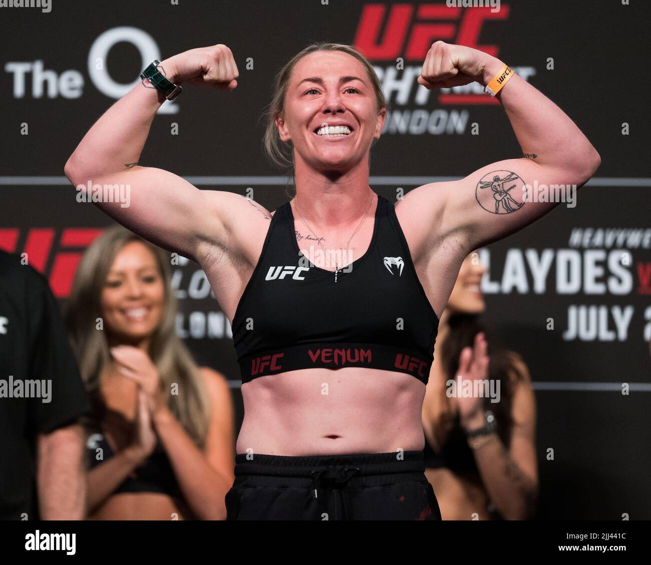 London, Großbritannien. 22.. Juli 2022. LONDON, Großbritannien - 22. JULI: Die englische MMA-Kämpferin Molly McCann posiert während der UFC-Kampfnacht auf der Waage: Blaydes gegen Aspinall: Wiegen sich in der O2 Arena am 22. Juli 2022 in Greenwich, London, Großbritannien. (Foto von Scott Garfitt/PxImages) Credit: Px Images/Alamy Live News Stockfoto