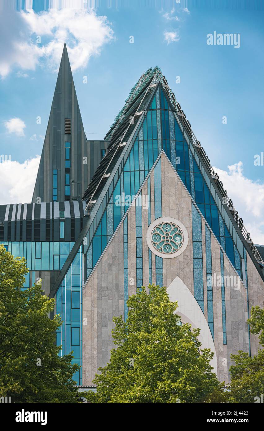 Leipzig, Deutschland - 25. Juni 2022: Das neue Augusteum als Hauptgebäude der Universität Leipzig mit dem Paulinum. Es steht an der Stelle der alten Universität Stockfoto