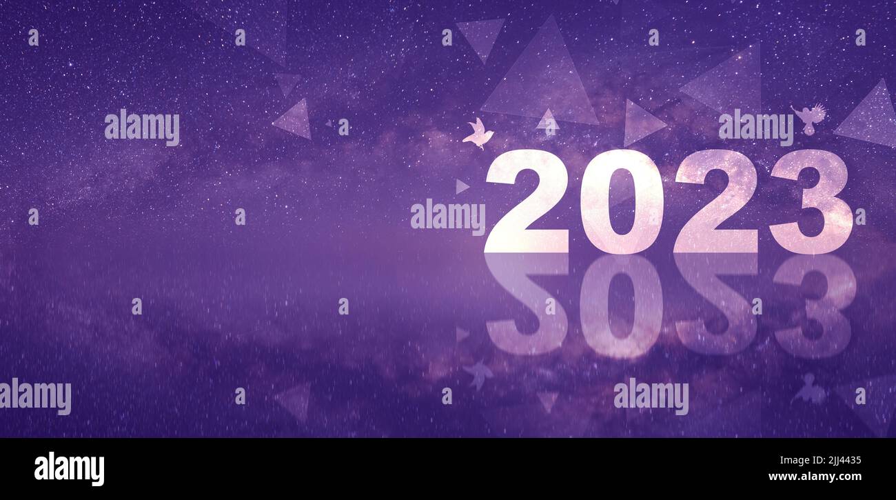 Frohes neues Jahr 2023 mit Feuerwerk und Milchstraße Hintergrund. Kopieren Sie Platz und Panorama horizontale Design. Stockfoto