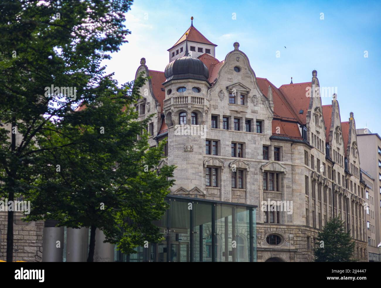 Leipzig, Deutschland - 25. Juni 2022: Das neue Leipziger Rathaus, Sitz des Oberbürgermeisters. Wahrzeichen erbaut 1905 aus Muschelkalk mit dem Turmvisibl Stockfoto