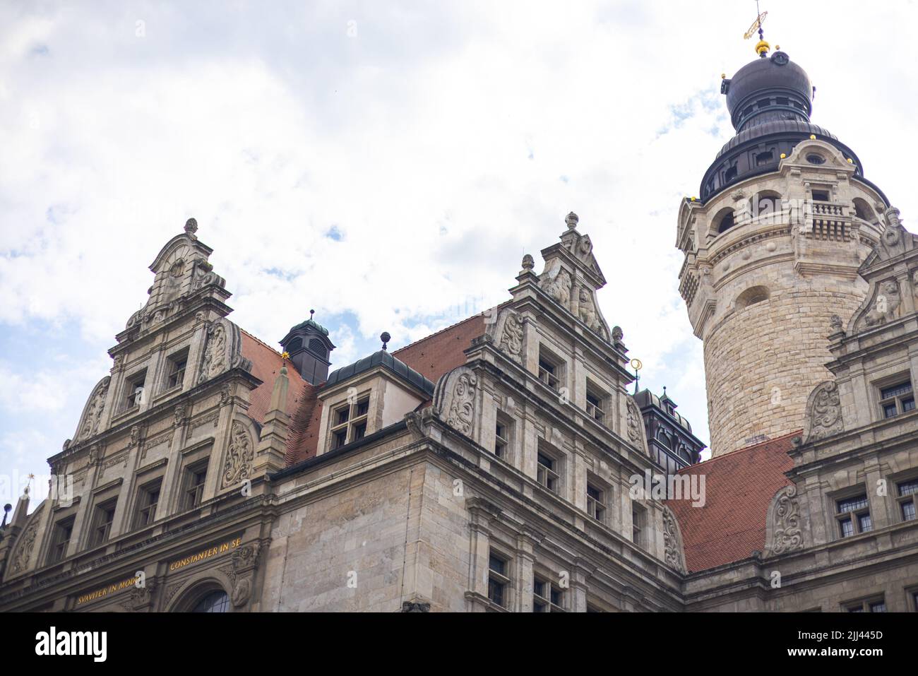 Leipzig, Deutschland - 25. Juni 2022: Das neue Leipziger Rathaus, Sitz des Oberbürgermeisters. Wahrzeichen erbaut 1905 aus Muschelkalk mit dem Turmvisibl Stockfoto