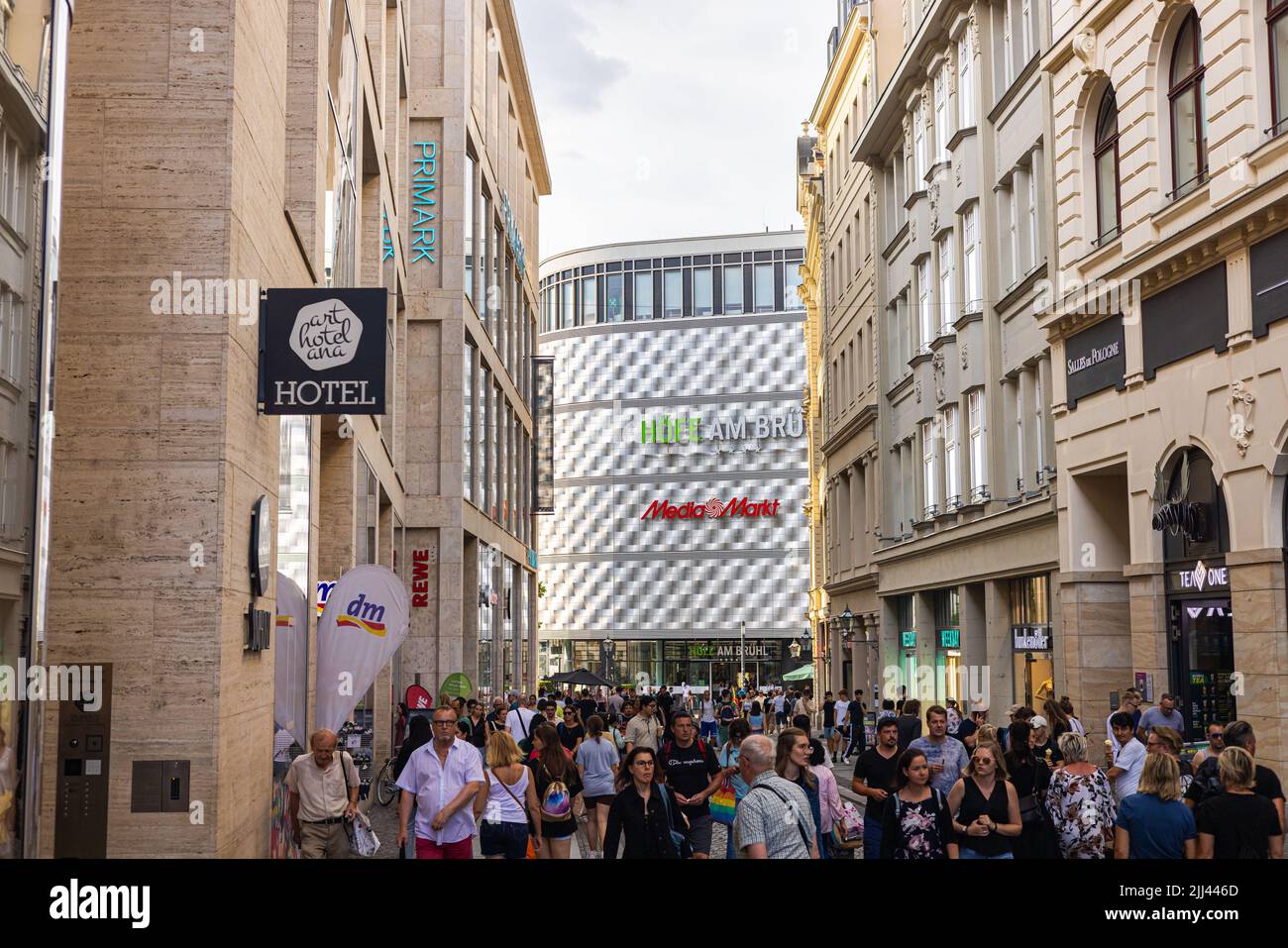Leipzig, Deutschland - 25. Juni 2022: Blick durch die Hainstraße zum Kaufhaus 'Höfe am Brühl' oder auch Zinndose genannt. Einkaufszentrum in Leipzig Stockfoto