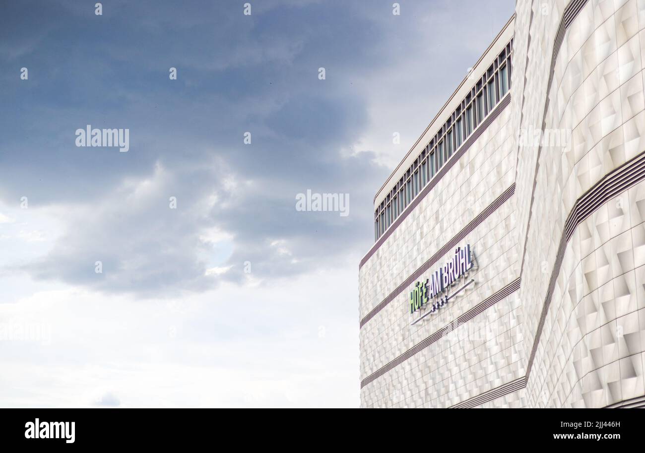 Leipzig, Deutschland - 25. Juni 2022: Straßenansicht des Einkaufszentrums Hoefe am Brühl oder umgangssprachliche Blechbüchse, übersetzt als Zinn, beliebter Name des f Stockfoto