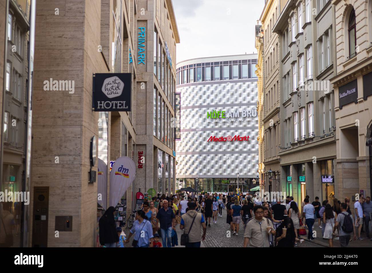 Leipzig, Deutschland - 25. Juni 2022: Blick durch die Hainstraße zum Kaufhaus 'Höfe am Brühl' oder auch Zinndose genannt. Einkaufszentrum in Leipzig Stockfoto