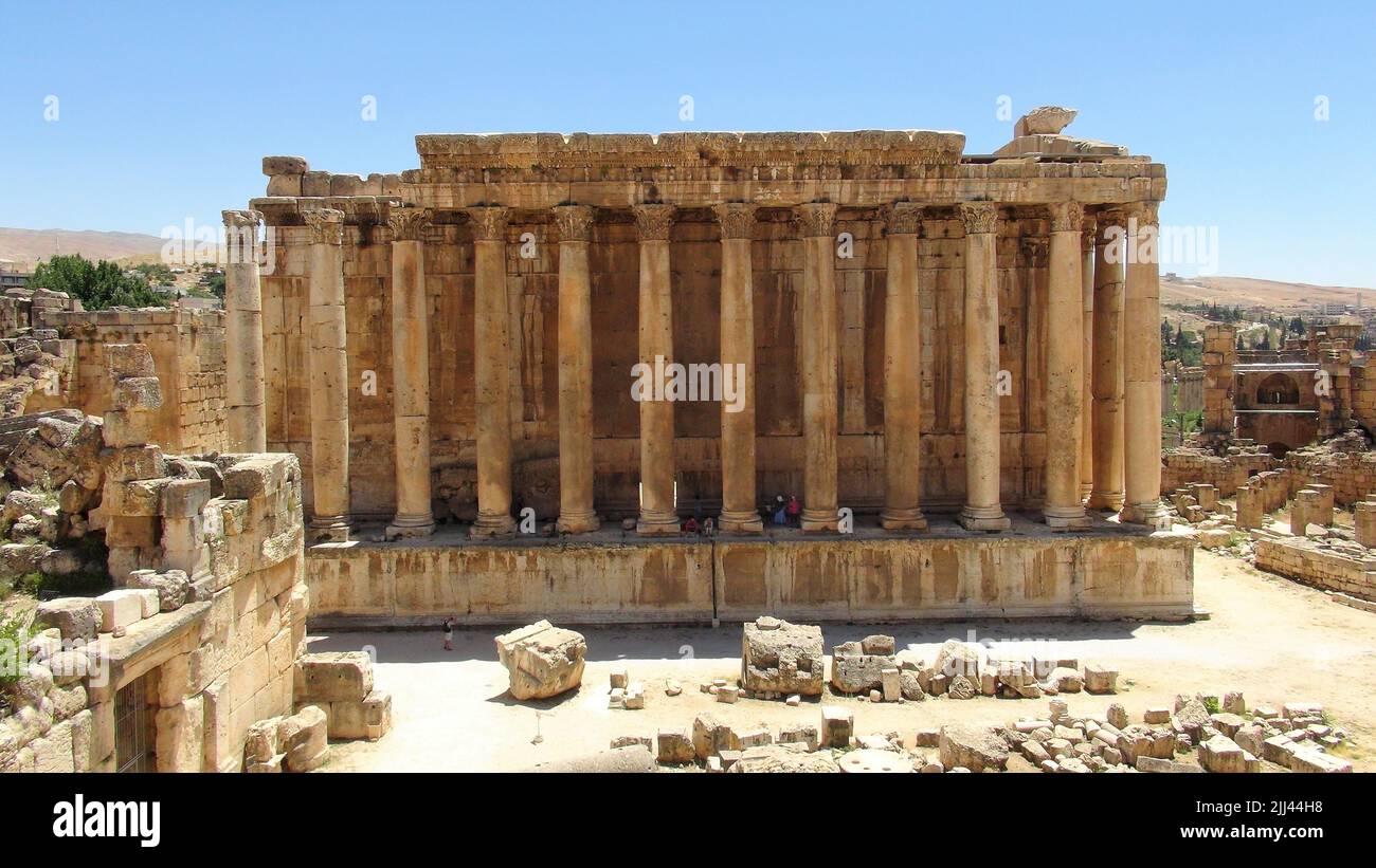 Baalbek, Libanon. 22.. Juli 2022. Touristen besuchen die römischen Ruinen in der Stadt Baalbek, Libanon, am 22. Juli 2022. Quelle: Taher Abu Hamdan/Xinhua/Alamy Live News Stockfoto