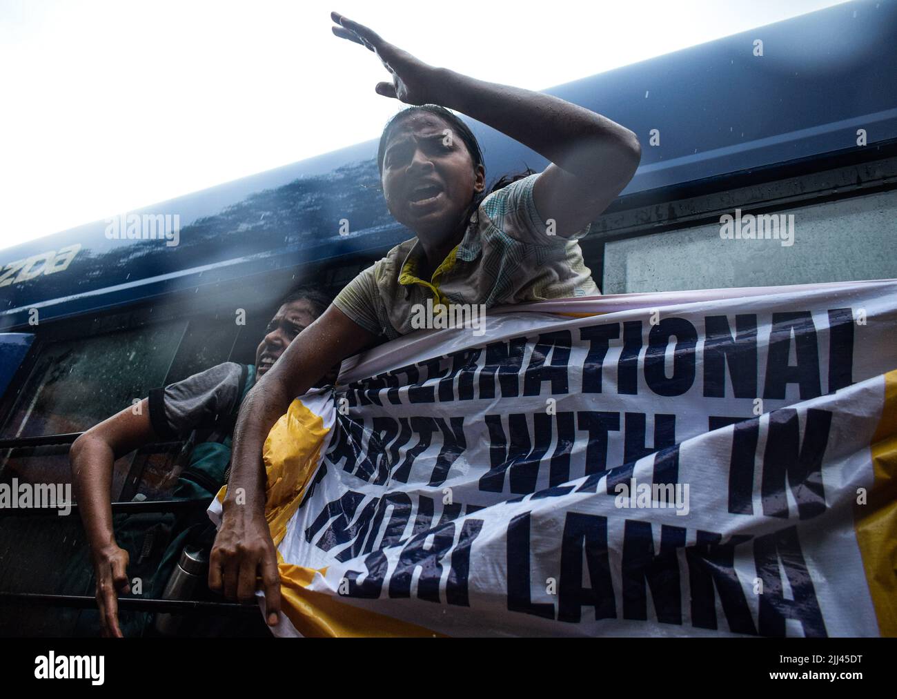 Neu-Delhi, Indien. 22.. Juli 2022. Eine studentische Aktivistin von Krantikari Yuva Sangathan (KYS) ruft Slogans aus, als sie in einem Polizeifahrzeug vor dem Büro der Vereinten Nationen (UN) in Neu Delhi festgehalten wurde. Als sie ankamen, um ein Memorandum gegen die Verhaftung von srilankischen Aktivisten und eine Razzia auf dem wichtigsten regierungsfeindlichen Protestgelände in Sri Lanka einzureichen. (Foto: Kabir Jhangiani/Pacific Press) Quelle: Pacific Press Media Production Corp./Alamy Live News Stockfoto