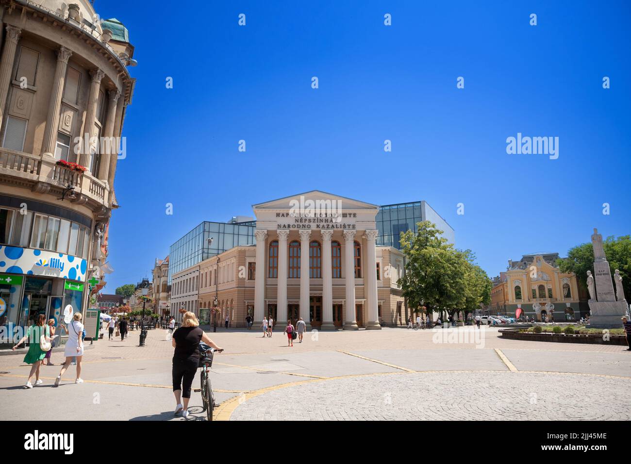 Foto von Narodno Pozoriste, oder Nationaltheater, aufgenommen an einem sonnigen Nachmittag mit Menschen vor der Tür. Das Nationaltheater ist ein Theater in S Stockfoto