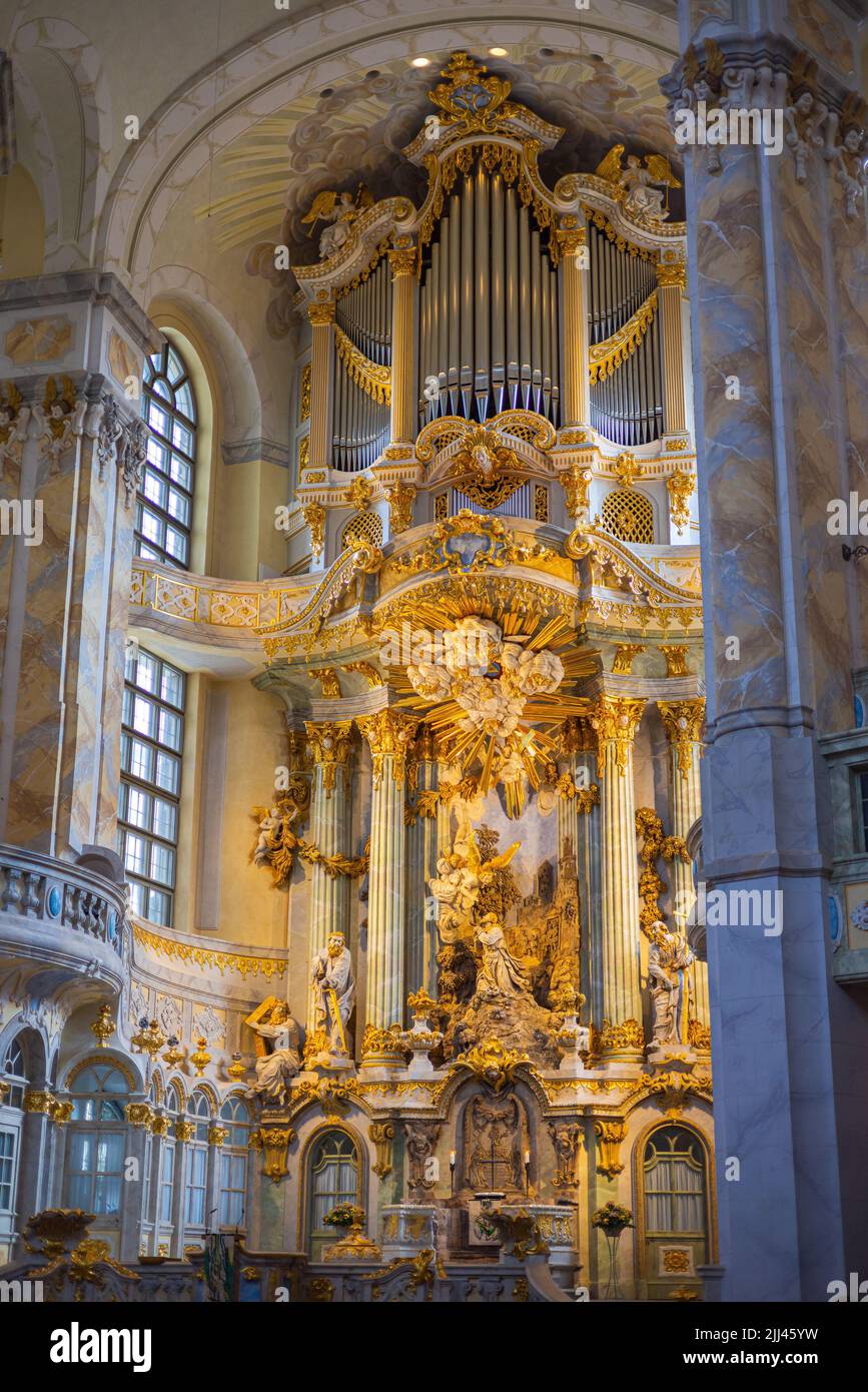 Dresden, Deutschland - 28. Juni 2022: Im Inneren der Frauenkirche Dresden. Goldenes Interieur mit Altaransicht in der rekonstruierten Prote Stockfoto