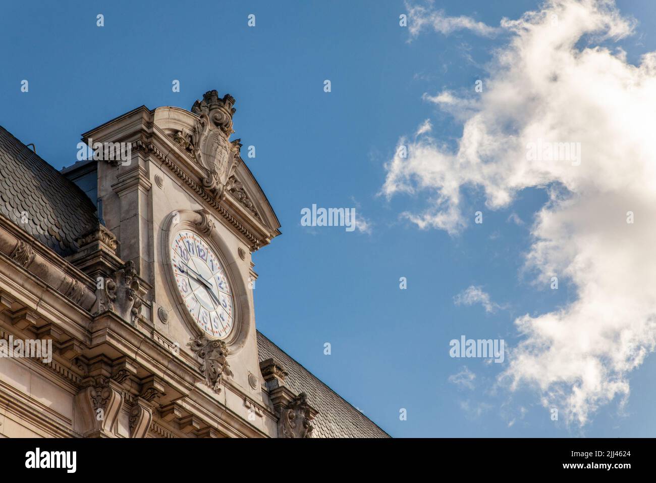 Bild der Uhr des Bahnhofs Bordeaux Saint Jean. Bordeaux-Saint-Jean oder früher Bordeaux-Midi ist der Hauptbahnhof im französischen Cit Stockfoto