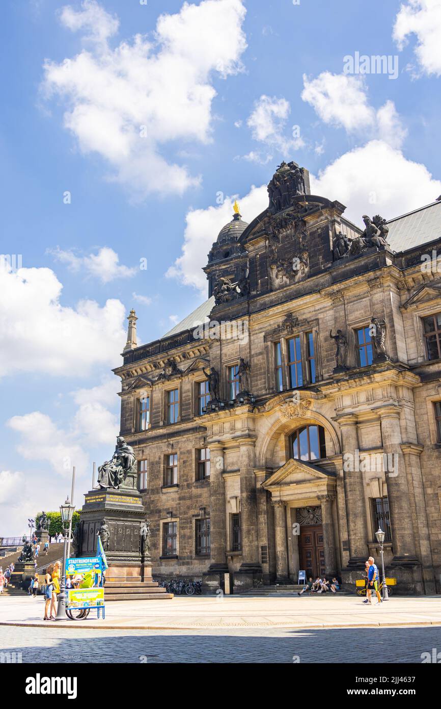 Dresden, Deutschland - 28. Juni 2022: Das Oberlandesgericht Dresden mit der Statue von Friedrich August dem direkt vor dem Gebäude. Zum l Stockfoto