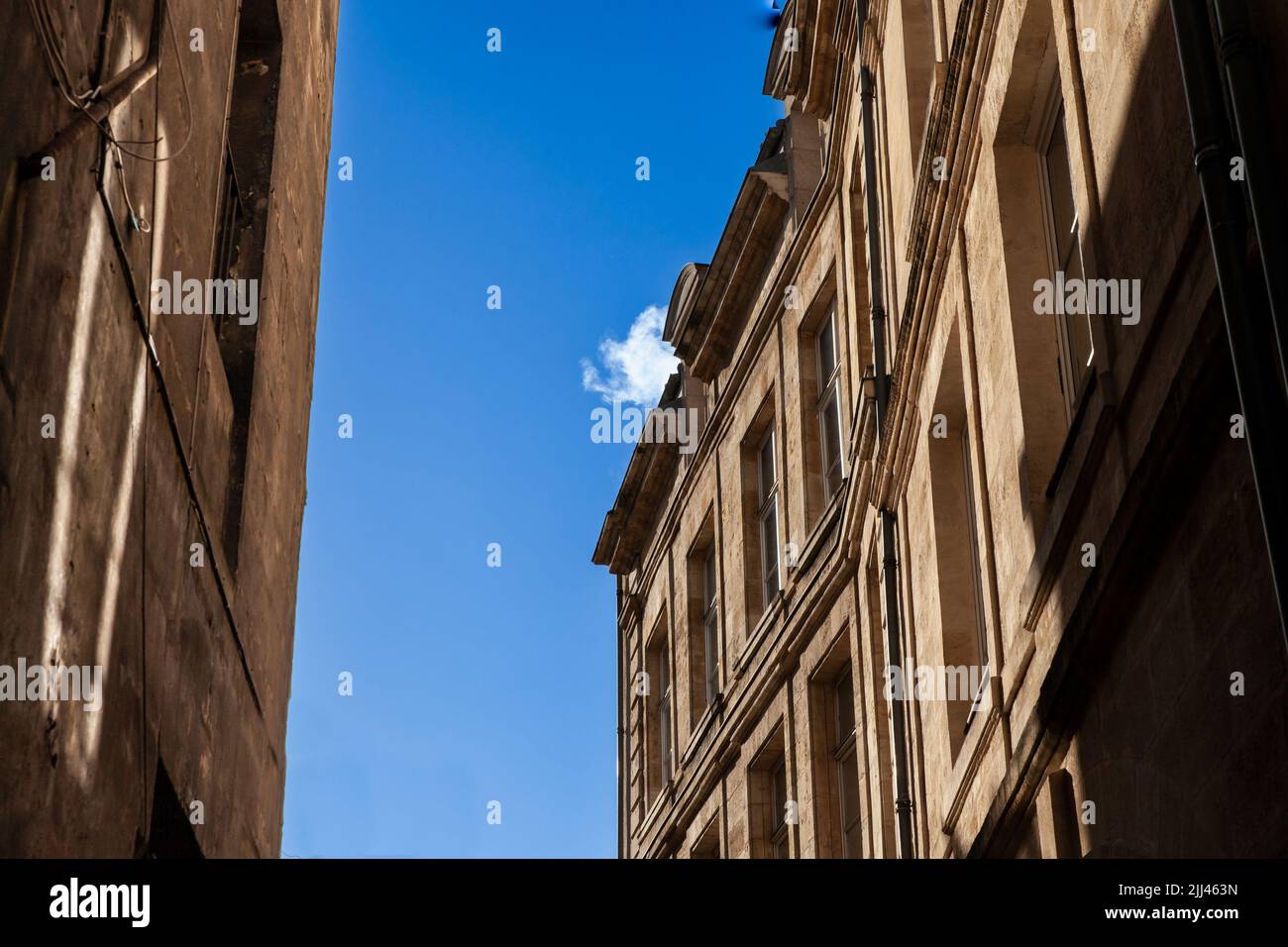 Bild von einem typischen Gebäude des Stadtzentrums von Bordeaux, Frankreich, auf einem Wohngebäude. Stockfoto
