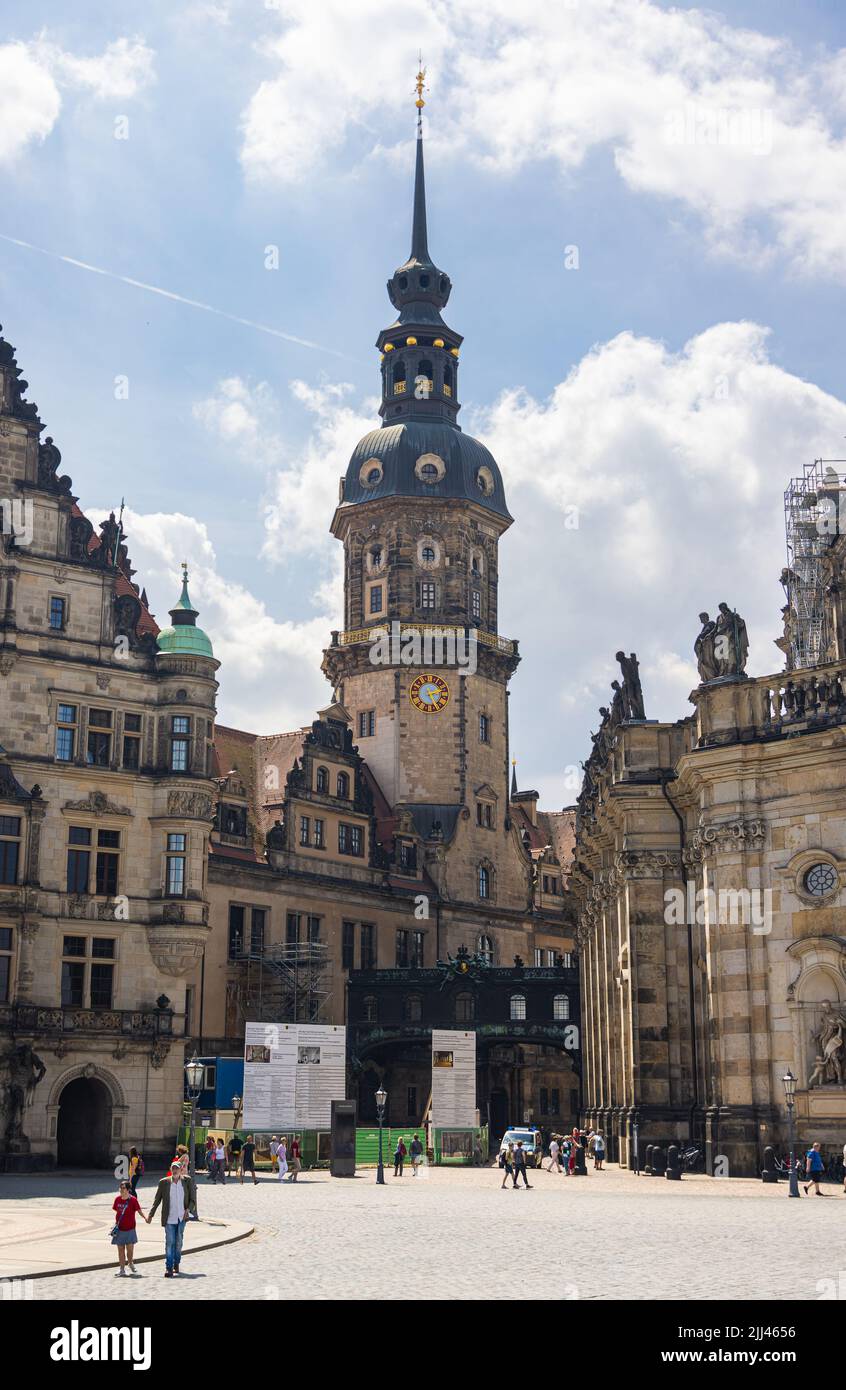 Dresden, Deutschland - 28. Juni 2022: Uhrturm der Staatlichen Kunstsammlungen Dresden. Einer der bekanntesten und ältesten m Stockfoto
