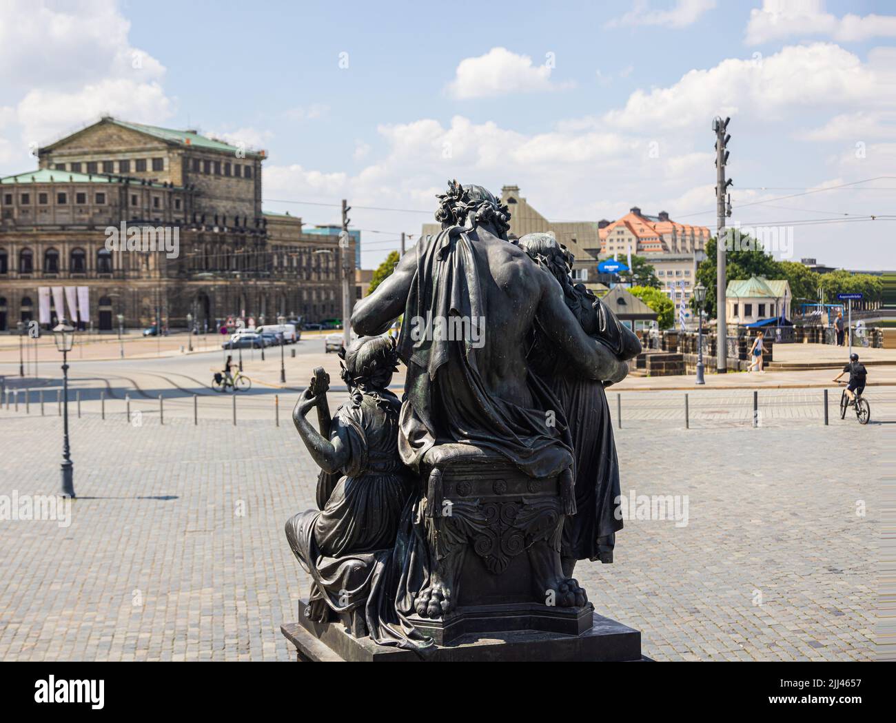 Dresden, Deutschland - 28. Juni 2022: Statue auf der Treppe zu den Brühlschen Terrassen. Vier Skulpturen sind die vier Zeiten des Tages. Die Semperoper ist Stockfoto