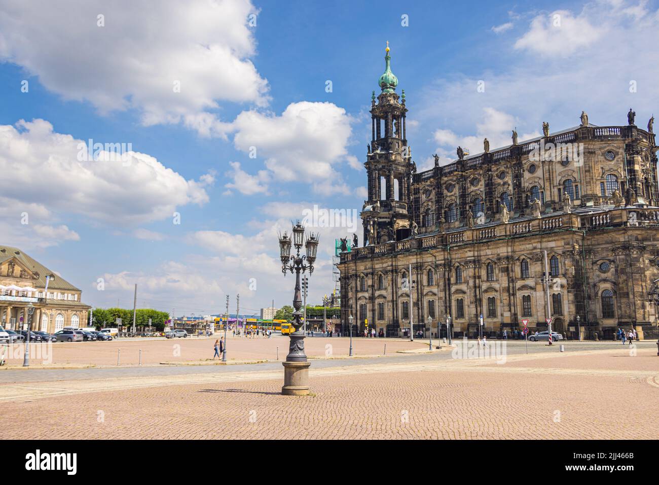 Dresden, Deutschland - 28. Juni 2022: Blick auf die Dresdner Hofkirche. Dom der Diözese Dresden-Meißen, verbunden mit dem Residenzschloss (Resi Stockfoto