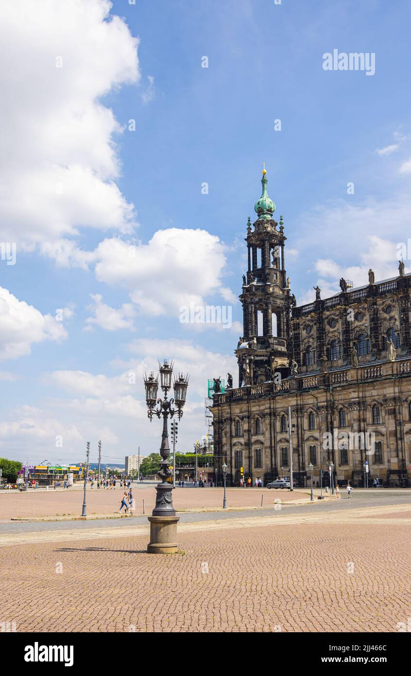 Dresden, Deutschland - 28. Juni 2022: Blick auf die Dresdner Hofkirche. Dom der Diözese Dresden-Meißen, verbunden mit dem Residenzschloss (Resi Stockfoto
