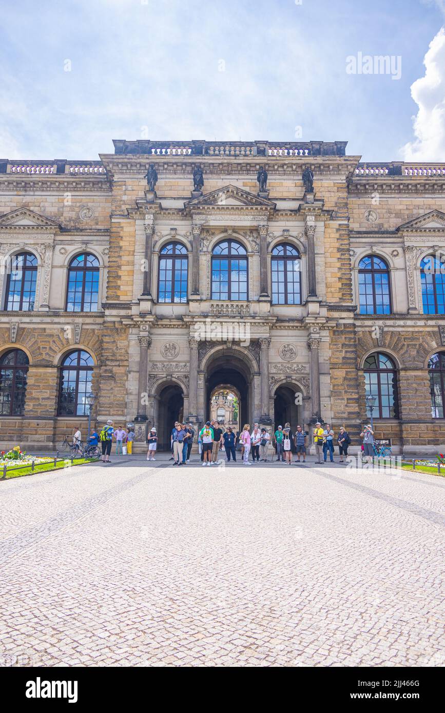 Dresden, Deutschland - 28. Juni 2022: Eintritt in die Gemäldegalerie Alte Meister, Teil der Staatlichen Kunstsammlungen Dresden. Suchen Stockfoto