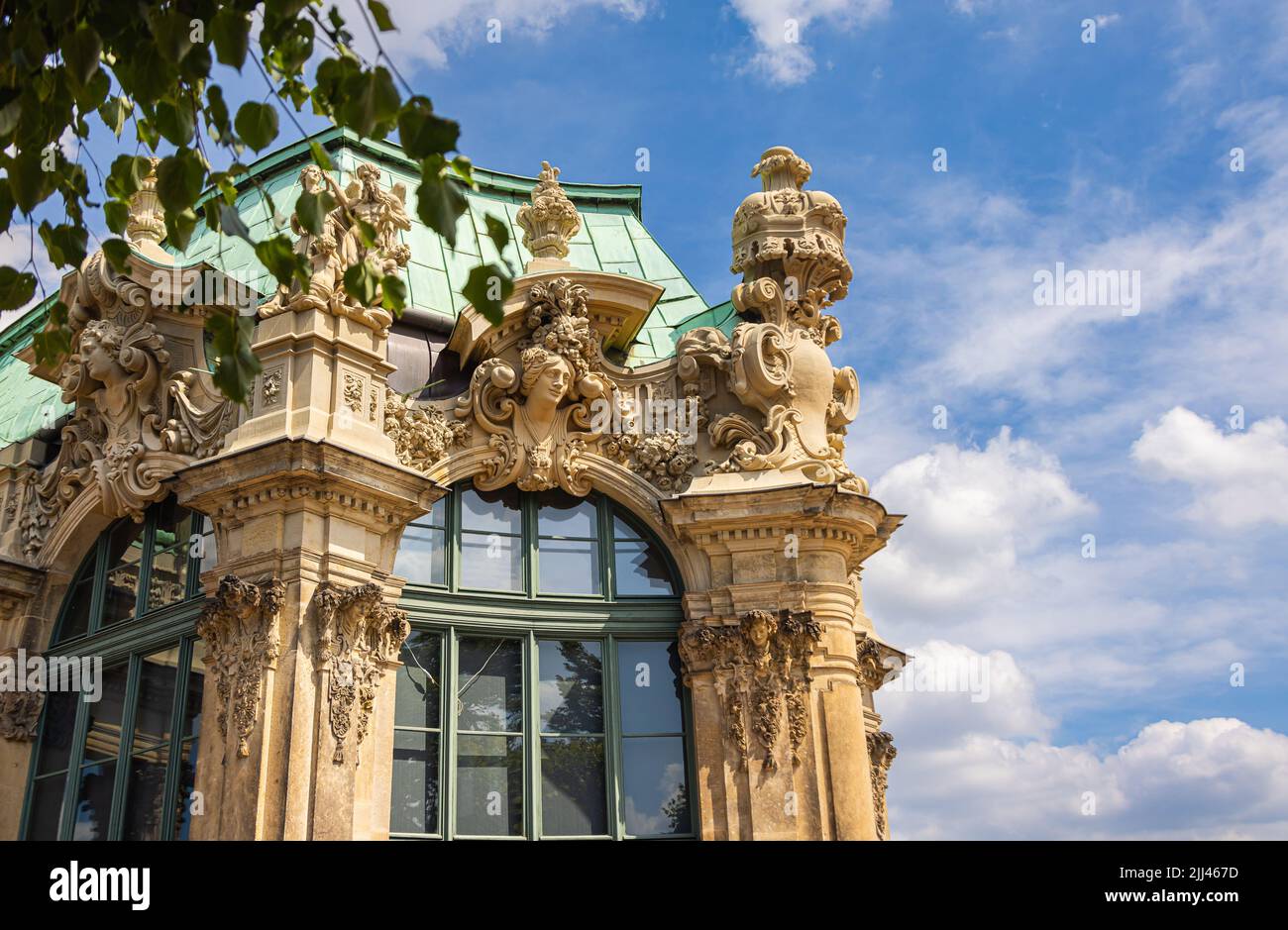 Dresden, Deutschland - 28. Juni 2022: Das Barockschloss des Dresdner Zwinger. Goldene Ornamente historischer Gebäude. Orangerie und Garten sowie Stockfoto