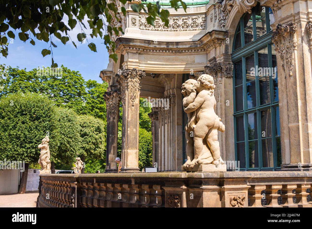 Dresden, Deutschland - 28. Juni 2022: Sandsteinstatue im Dresdener Zwinger. Die 300 Jahre alten Figuren wurden umfassend restauriert. Sandstein aus einem Stockfoto