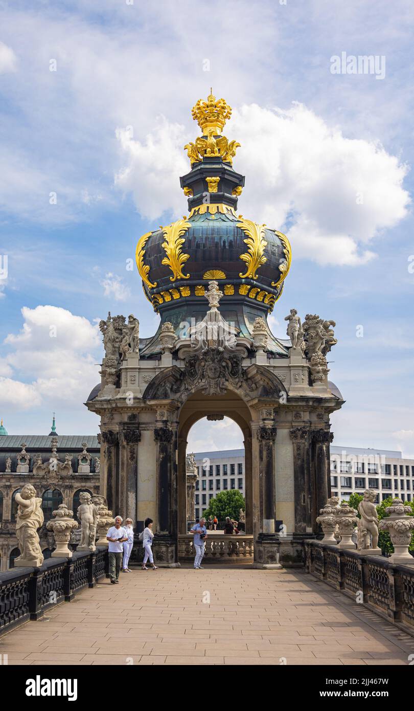 Dresden, Deutschland - 28. Juni 2022: Das Kronentor mit den langen Galerien, die sich auf beiden Seiten im Dresdner Zwinger aneinandergrenzen. Das Hotel liegt in der Nähe der inneren alten T Stockfoto