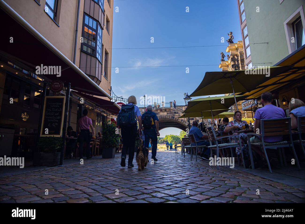 Dresden, 28. Juni 2022: Blick auf die Straße in die „Münzgasse“ in Richtung Elbe. Restaurants und kleine Geschäfte säumen die Straße. Touri Stockfoto