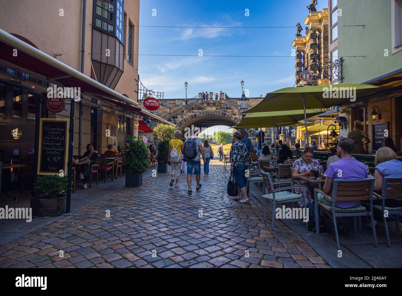 Dresden, 28. Juni 2022: Blick auf die Straße in die „Münzgasse“ in Richtung Elbe. Restaurants und kleine Geschäfte säumen die Straße. Touri Stockfoto
