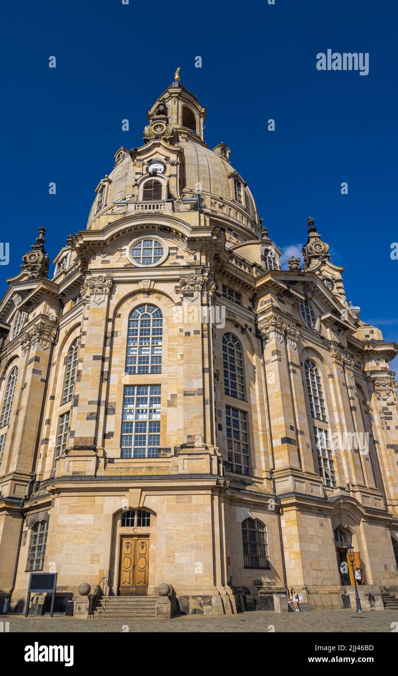 Dresden, Deutschland - 28. Juni 2022: Frauenkirche oder Frauenkirche in der sächsischen Hauptstadt. Eine historische Straßenlampe auf dem gepflasterten Platz vor o Stockfoto
