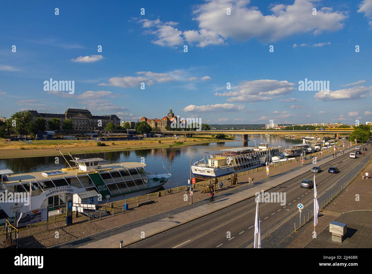 Dresden, Deutschland - 28. Juni 2022: Stadtbild über die Elbe bis zur Carola-Brücke (Carolabruecke). Blick von der Elbterrasse auf die Staatskanzlei Stockfoto