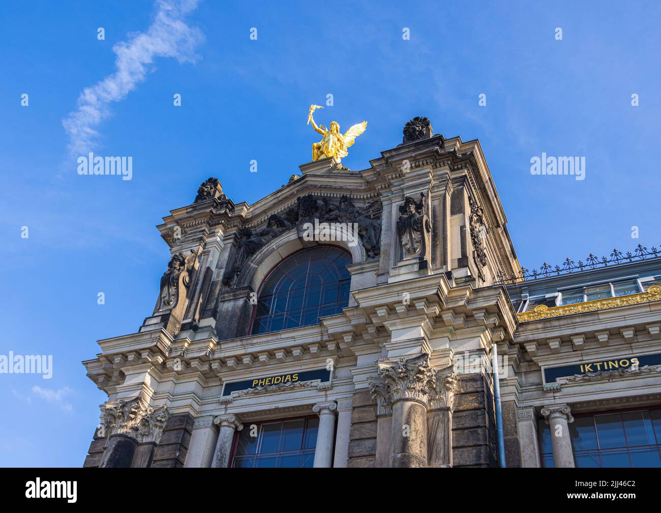Dresden, Deutschland - 28. Juni 2022: An der Akademie der Künste an den Elbterrassen. Goldene Statue auf der Glaskuppel des historischen Gebäudes. Landm Stockfoto