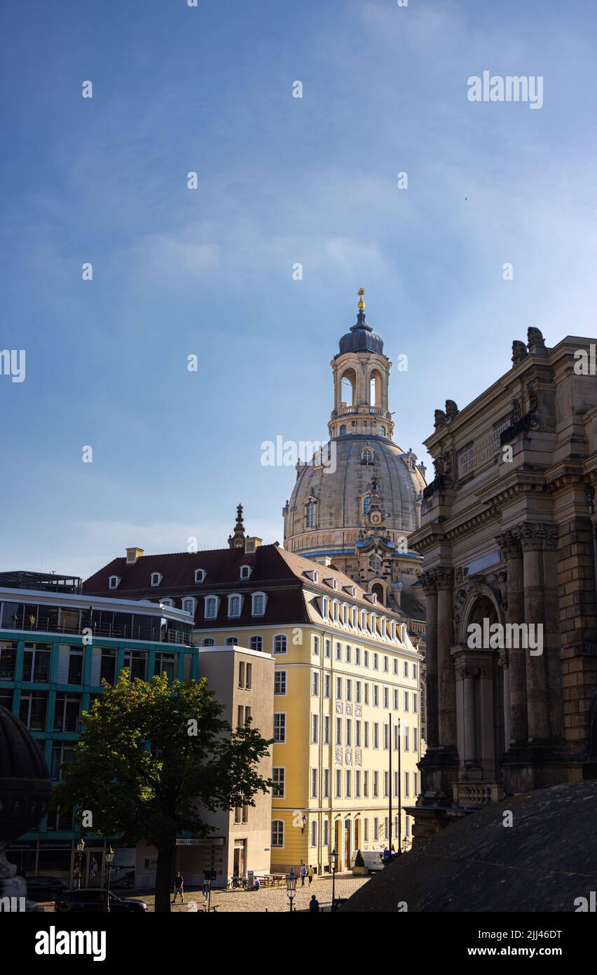 Dresden, Deutschland - 28. Juni 2022: Frauenkirche oder Frauenkirche in der sächsischen Hauptstadt. Wahrzeichen von Dresden, wiederaufgebaute Ikone der Stadt. Kuppeltürme Stockfoto