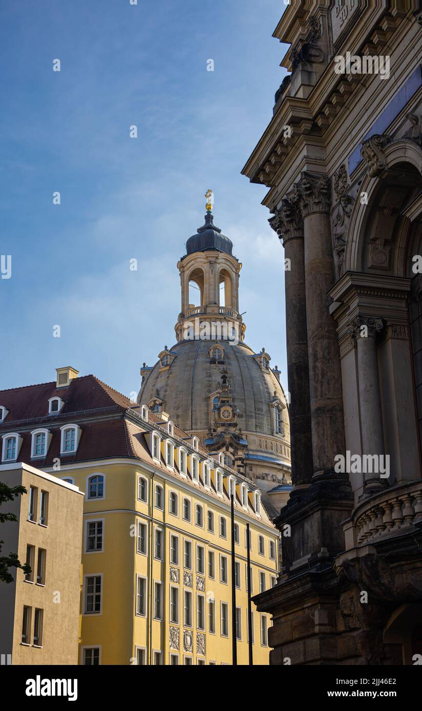 Dresden, Deutschland - 28. Juni 2022: Frauenkirche oder Frauenkirche in der sächsischen Hauptstadt. Wahrzeichen von Dresden, wiederaufgebaute Ikone der Stadt. Kuppeltürme Stockfoto