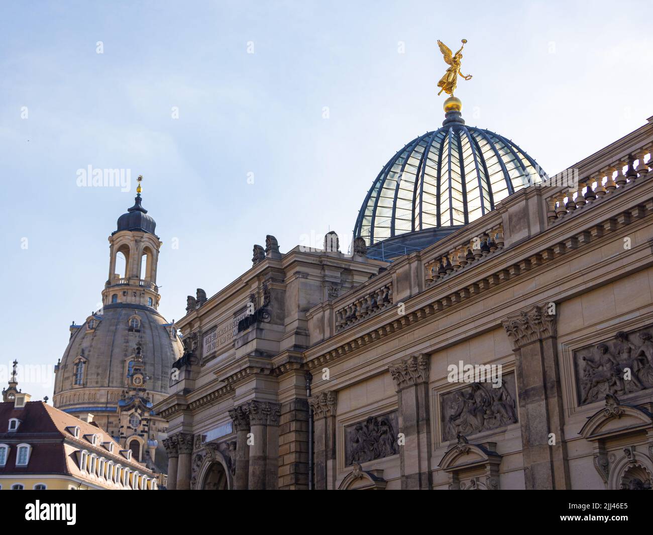 Dresden, Deutschland - 28. Juni 2022: An der Akademie der Künste an den Elbterrassen. Goldene Statue auf der Glaskuppel des historischen Gebäudes. Landm Stockfoto