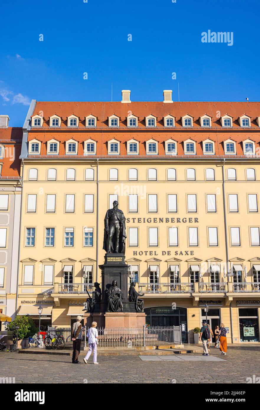 Dresden, Deutschland - 28. Juni 2022: Das berühmte Steigenberger Hotel de Saxe am Neumarkt in der Dresdner Altstadt. Vor der Statue von Friedrich Augu Stockfoto