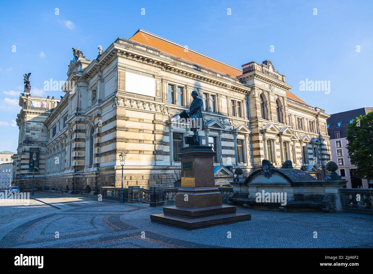 Dresden, Deutschland - 28. Juni 2022: Das Albertinum am östlichen Ende der Brühlschen Terrasse in Dresden. Vor dem Gottfried Semper Denkmal in m Stockfoto Dresden, Deutschland - 28. Juni 2022: Das Albertinum am östlichen Ende der Brühlschen Terrasse in Dresden. Vor dem Gottfried Semper Denkmal in m Stockfoto