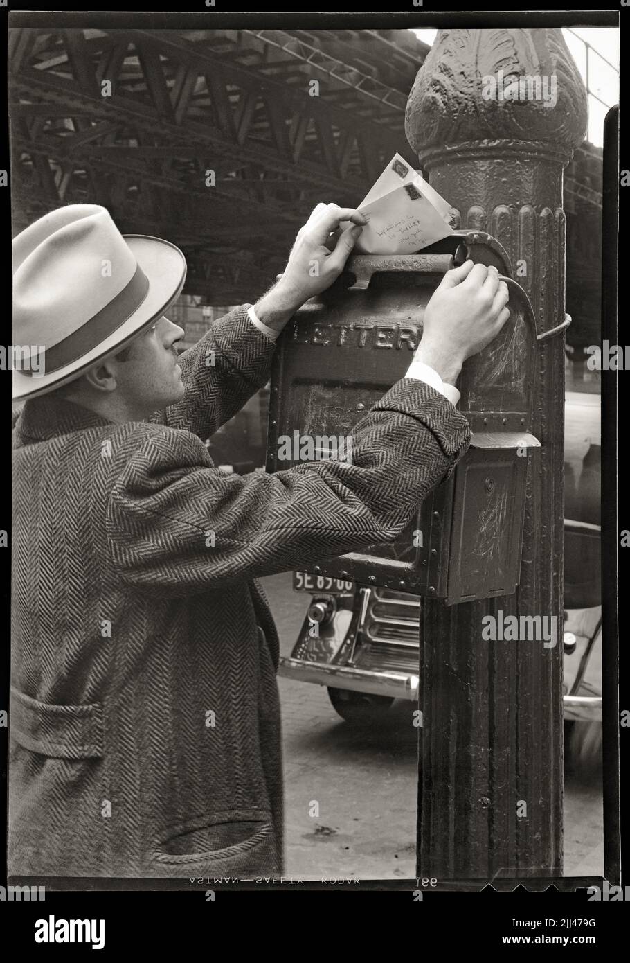 Briefpost im Briefkasten, New York City, 1930s. Bild aus einem 5x7-Zoll-Filmnegativ. Stockfoto