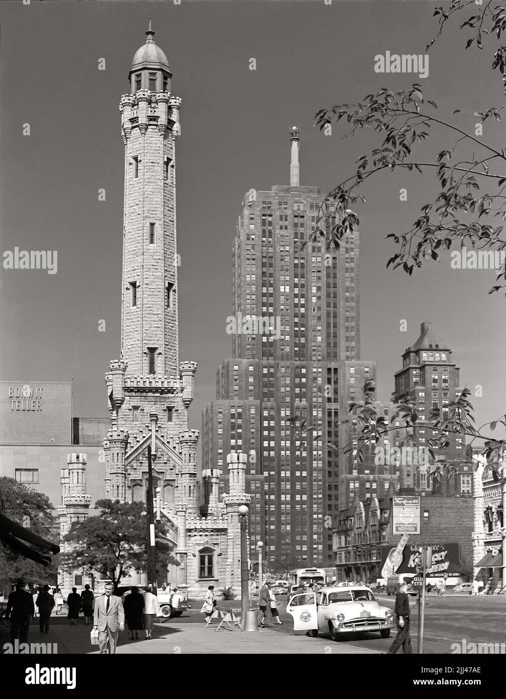 Chicago Old Water Tower und Palmolive-Playboy Building an der Michigan Ave Looking North, 1953. Bild aus einem 4x5-Zoll-Negativ. Stockfoto