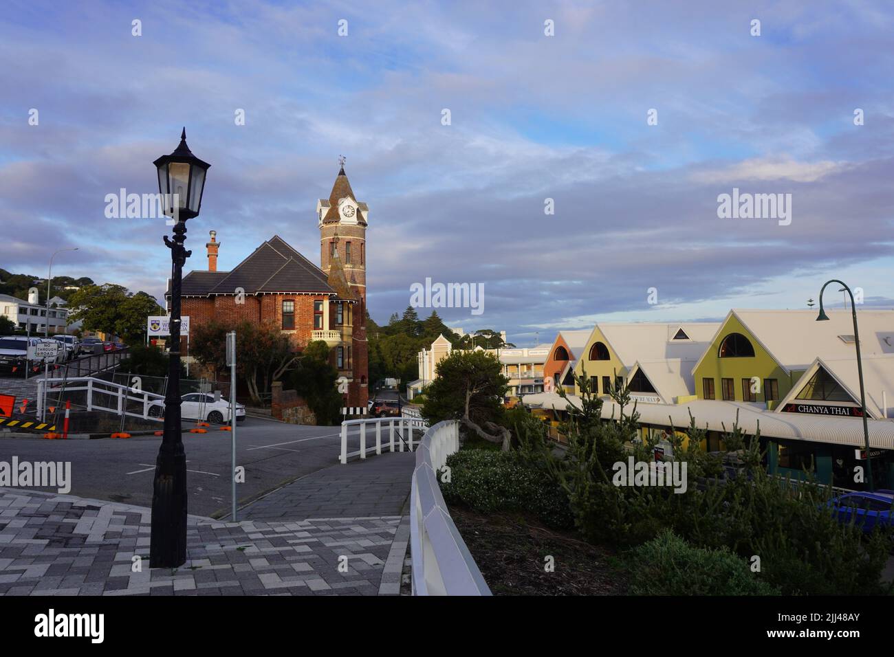 Alte und moderne Architektur in Downtown Albany, Westaustralien, im späten Nachmittagslicht Stockfoto