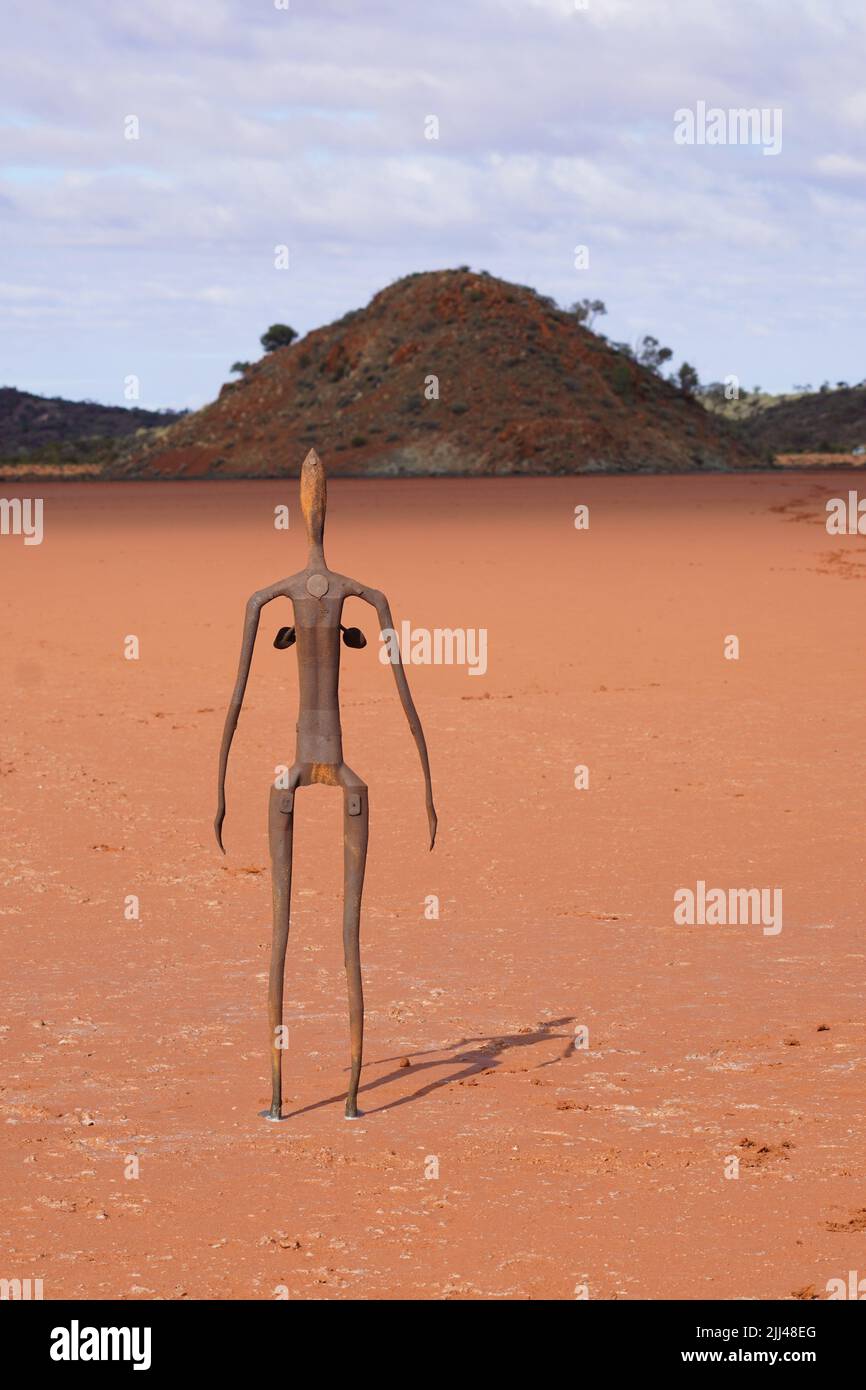 Lake Ballard menschliche Skulptur mit Blick auf einen Berg Stockfoto